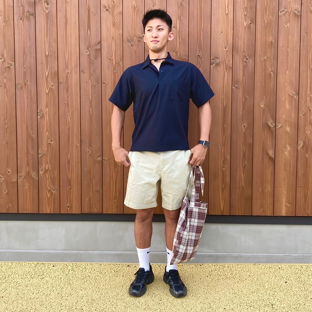 半袖Tシャツを着た男性