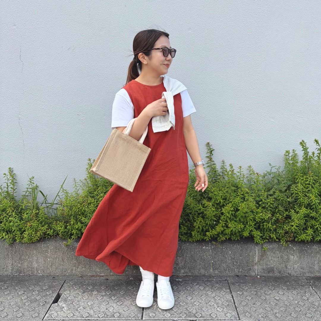 赤ワンピ女性
