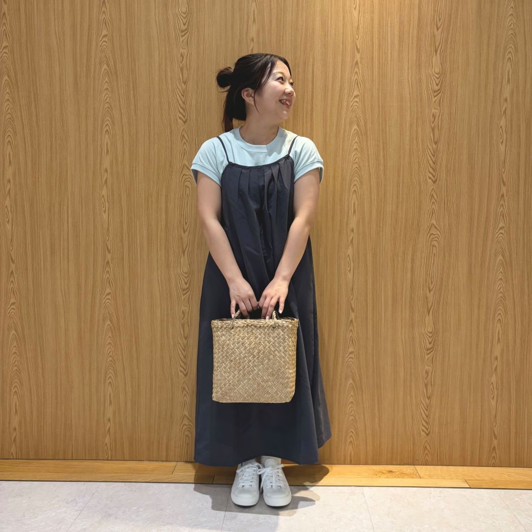キャミワンピ女性