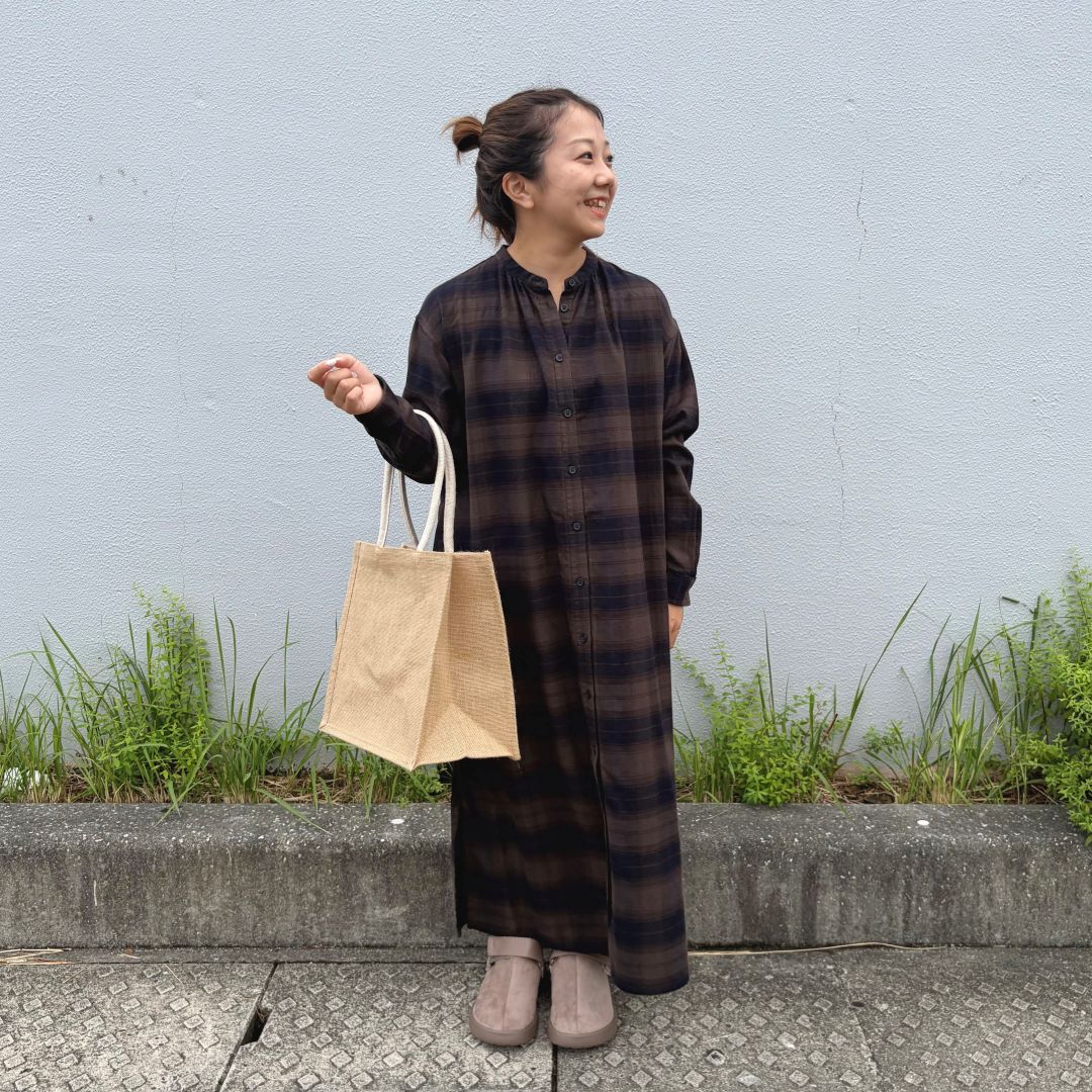 女性が立っている
