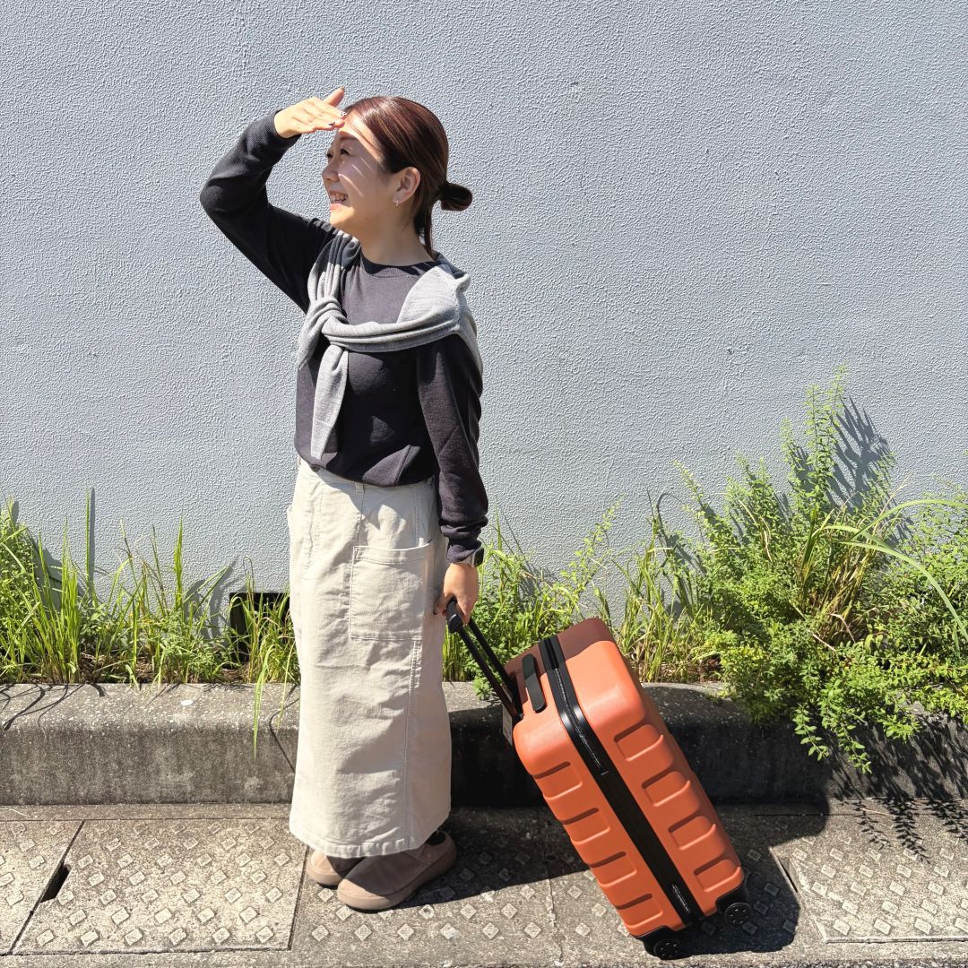 立っている女性