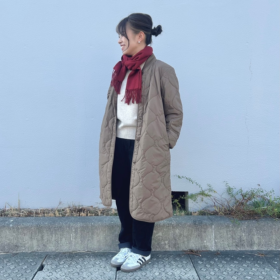 コートを着た女性の全身姿