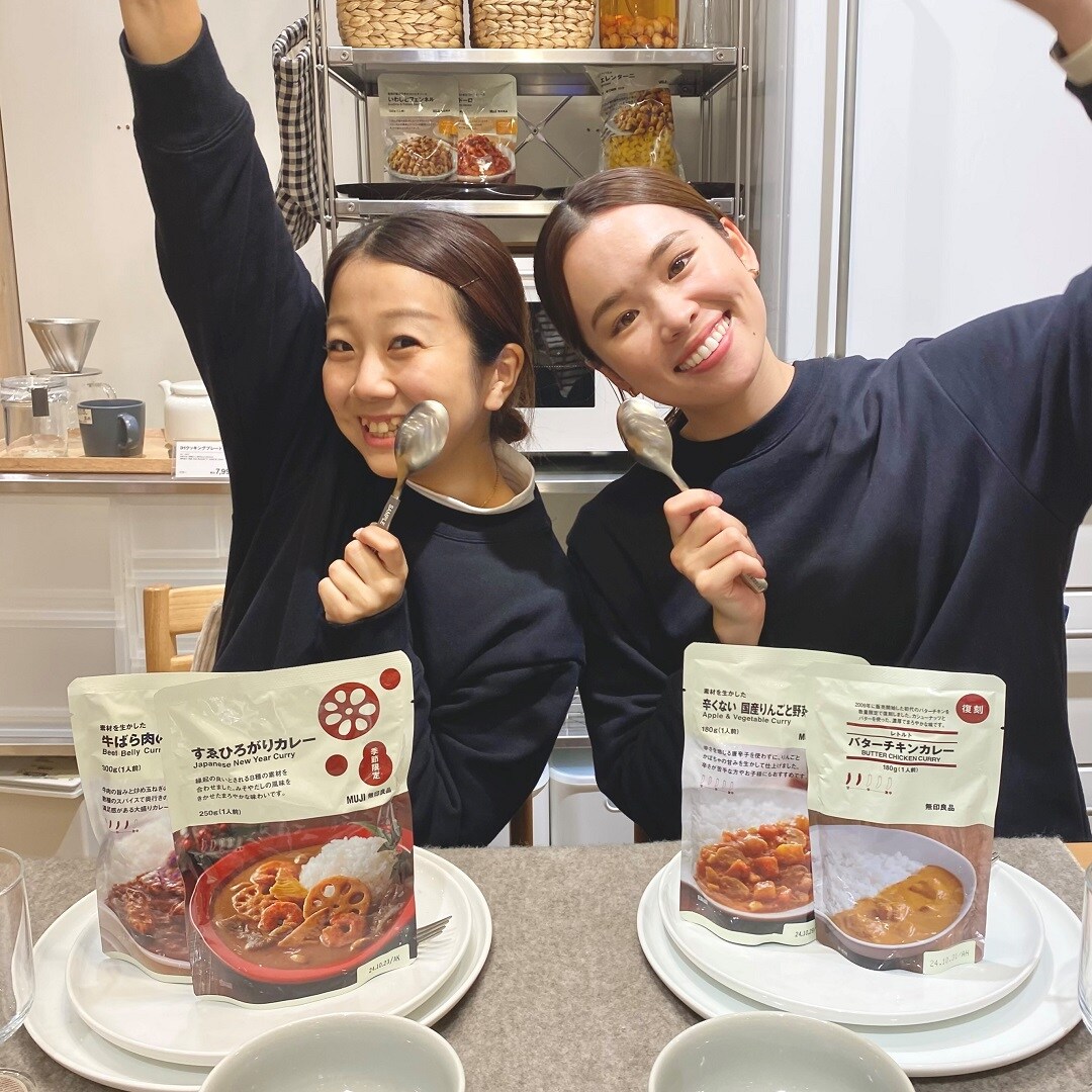 カレーを前にうきうきの２人
