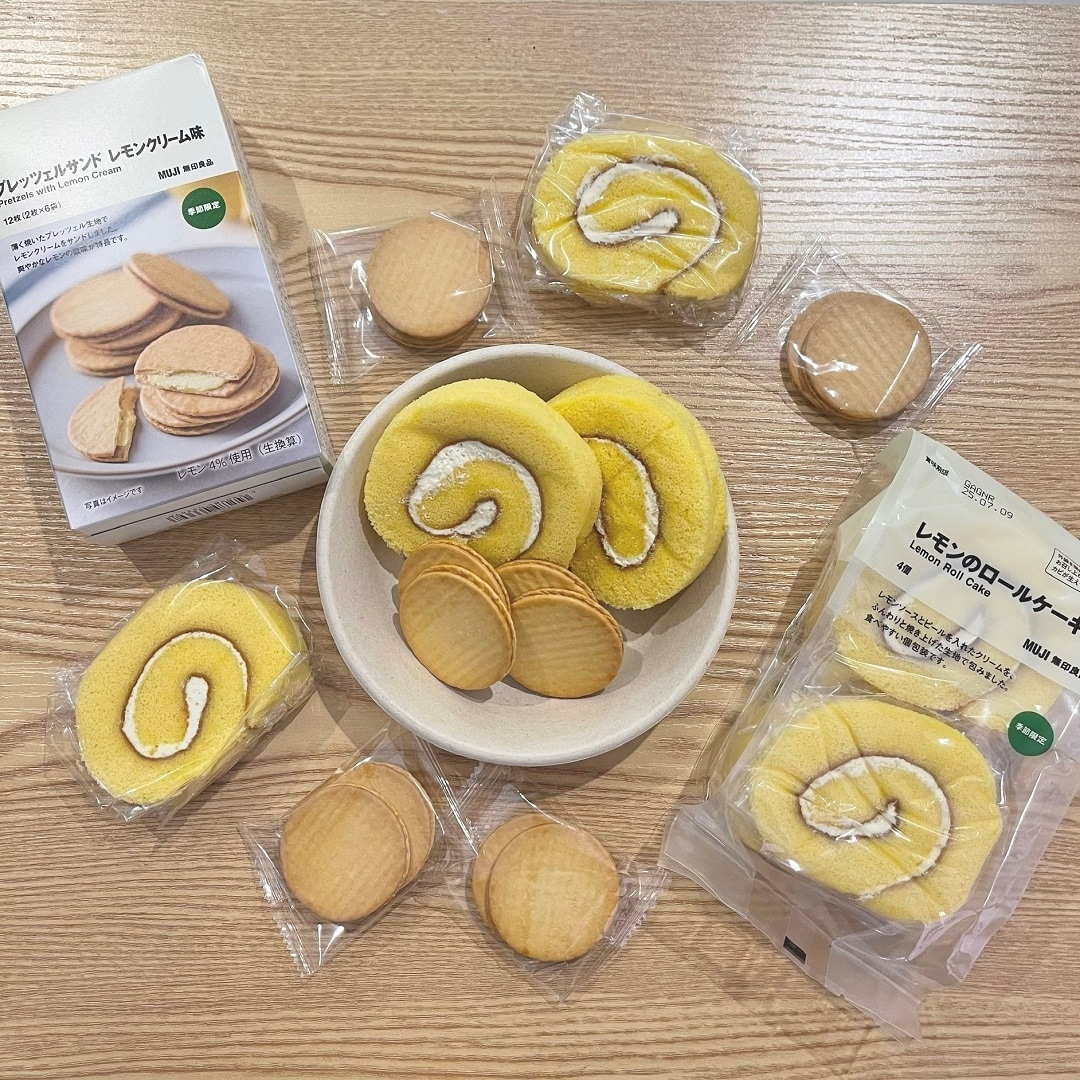 プレッツェルサンドとレモンのロールケーキの写真