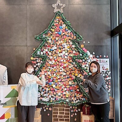 【サニーアクシスいの】みんなでつくるクリスマスツリー