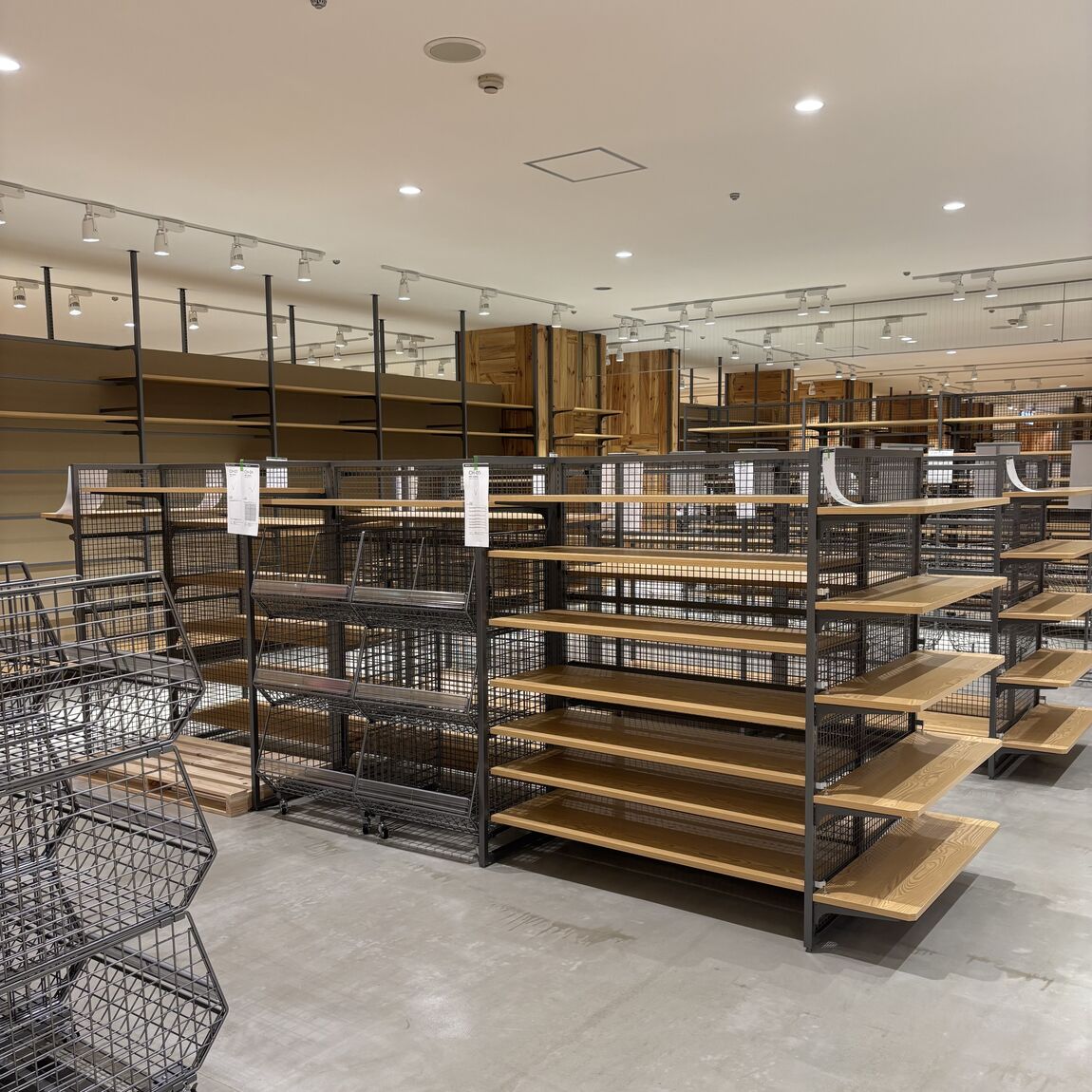 【メグリア本店】商品陳列がスタートします。