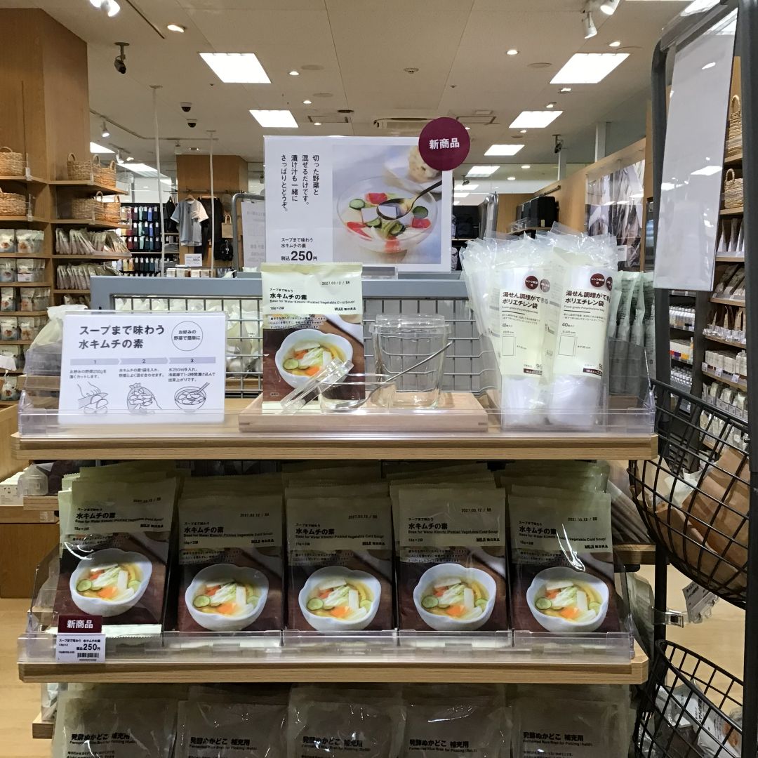 新商品「スープまで味わう　水キムチの素」と定番商品「発酵ぬかどこ」及び「発酵ぬかどこ補充用」が並ぶ売場の様子