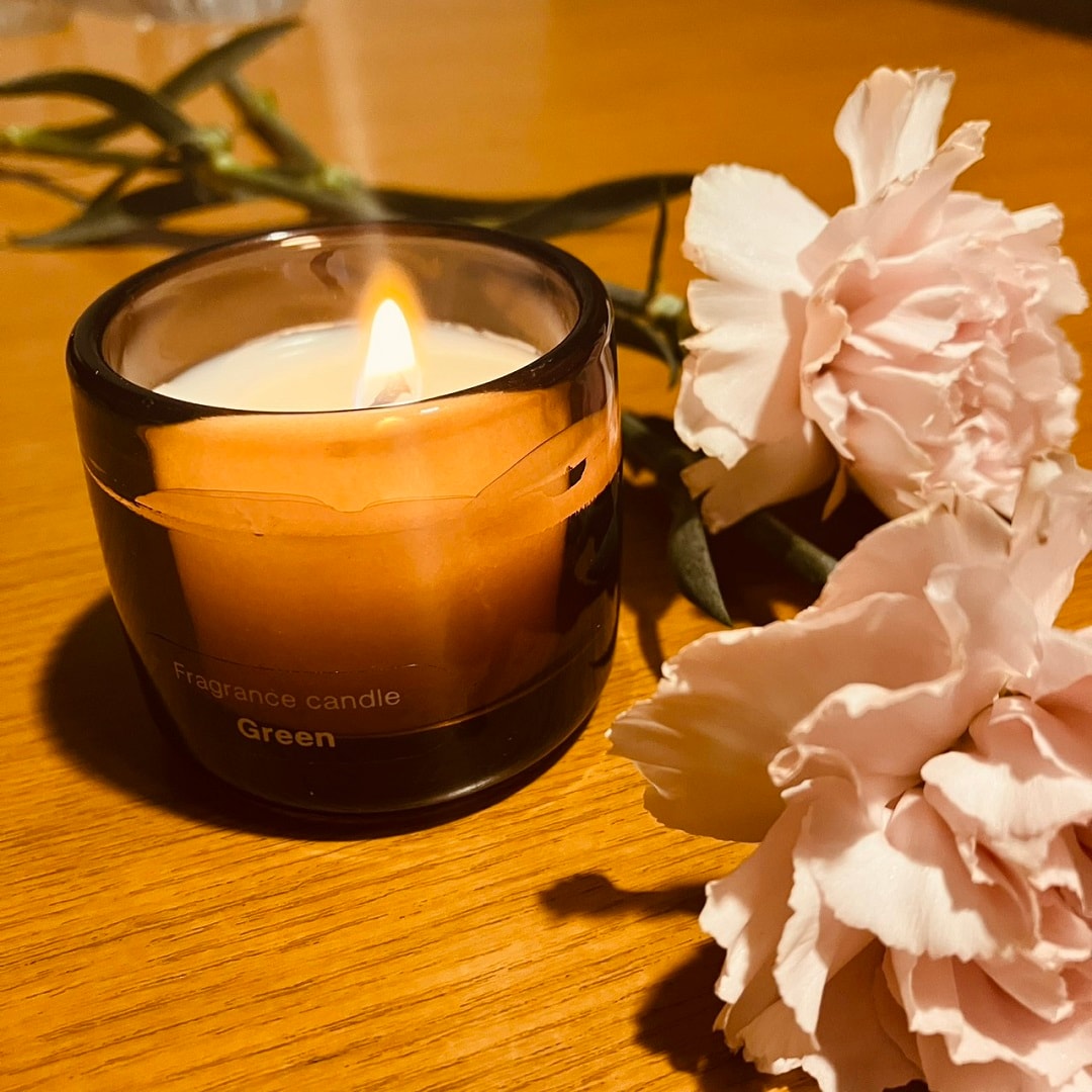 【秋田アルス】キャンドルと花の写真