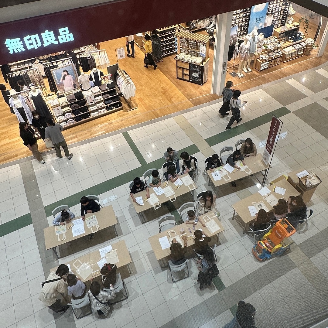 【イオンモール新潟亀田インター】今日もワークショップ開催。布描きクレヨンでオリジナルマイバッグを作ろう。