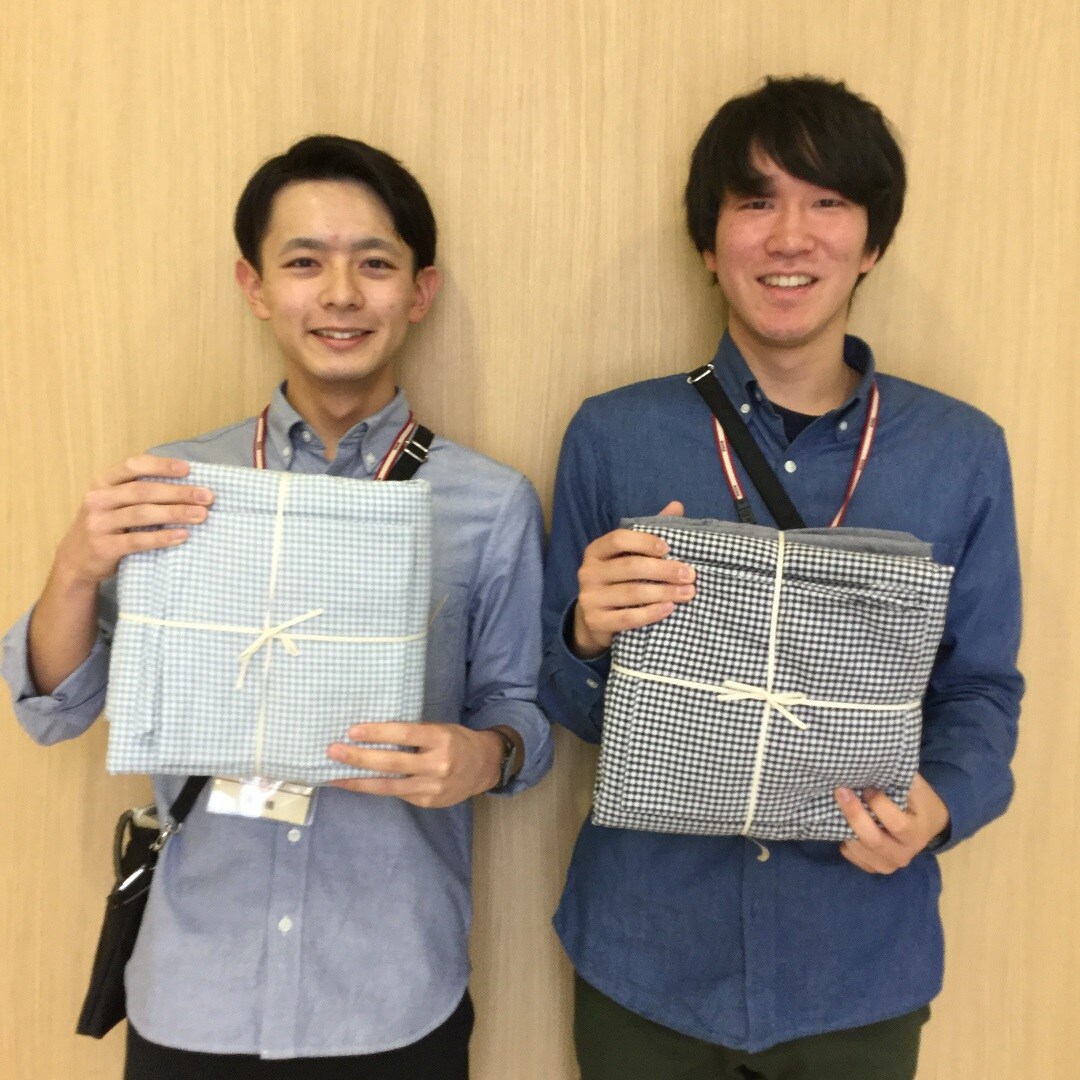 【いわきラトブ】スタッフがふとんカバーセットを持っている