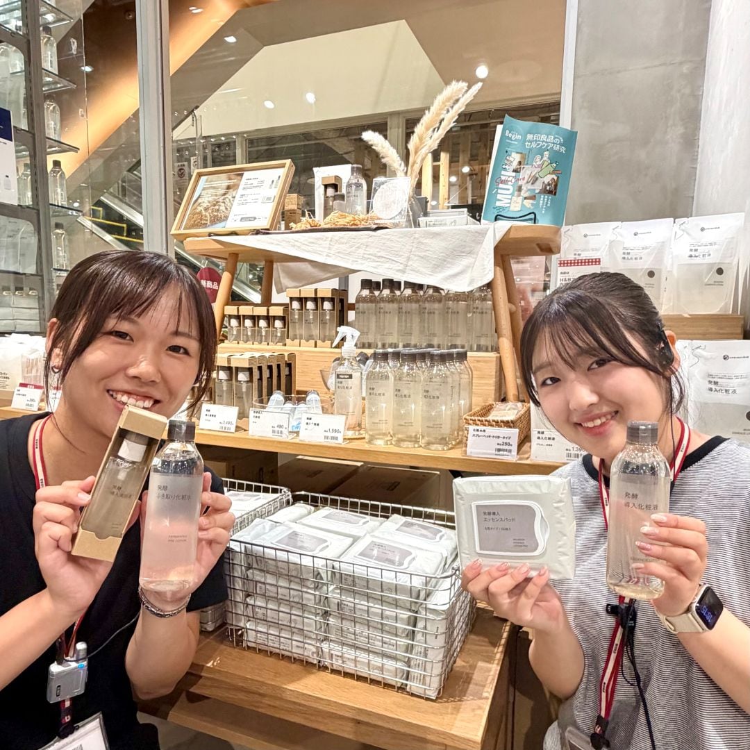 売場の前でスタッフ２名が写った写真