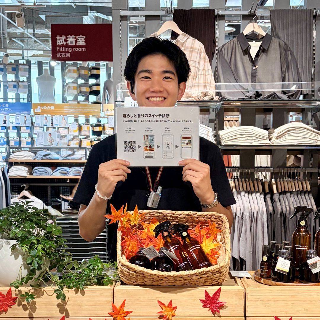 フレグランス売場の後ろにスタッフが写っている画像