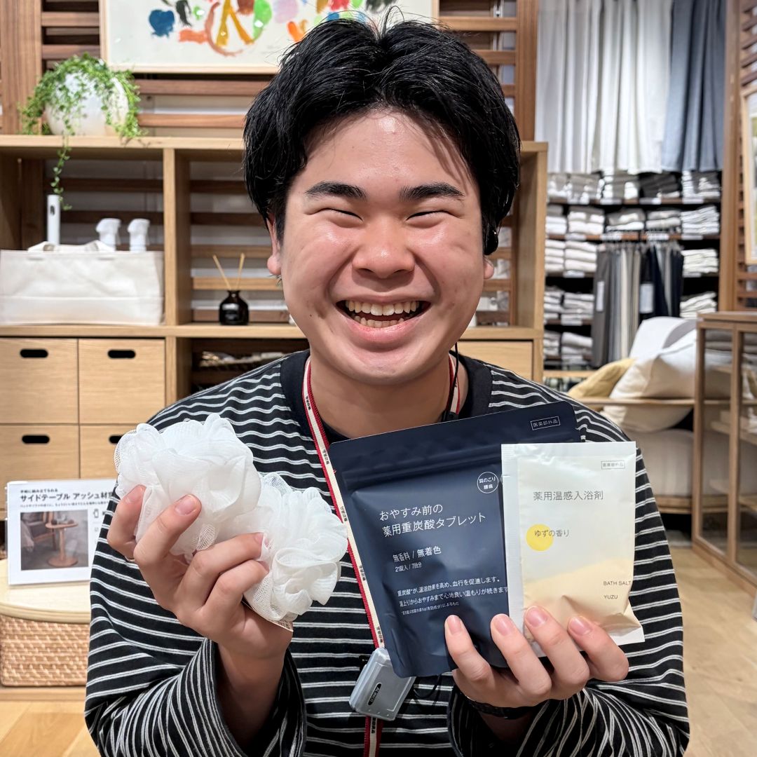 入浴剤を手に持つスタッフの画像