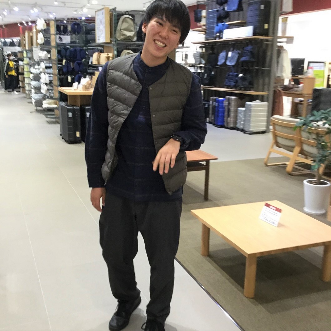 ベスト着用した男性の全体写真①