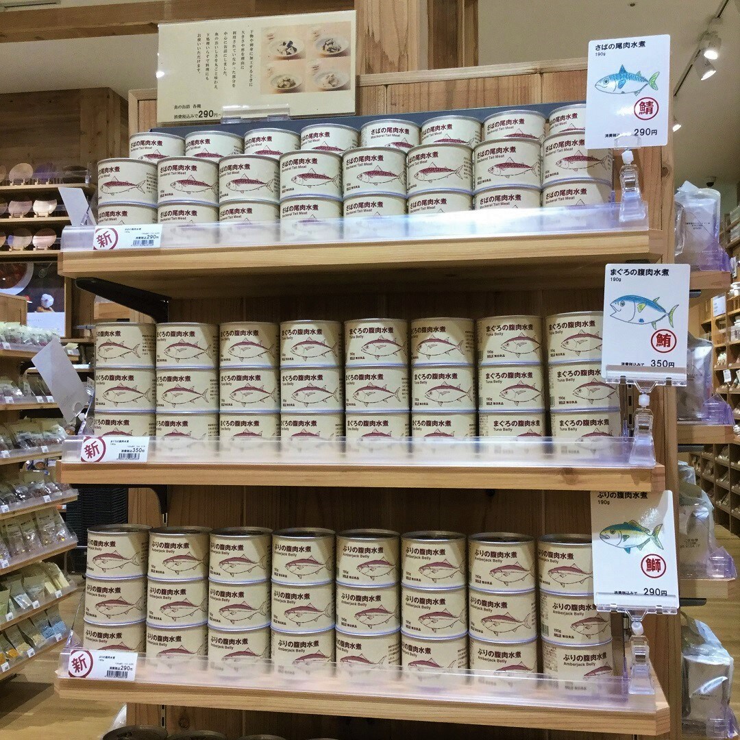 魚の缶詰の売場の写真
