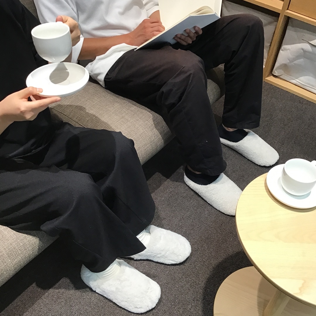 ソファでくつろぐ二人の足元