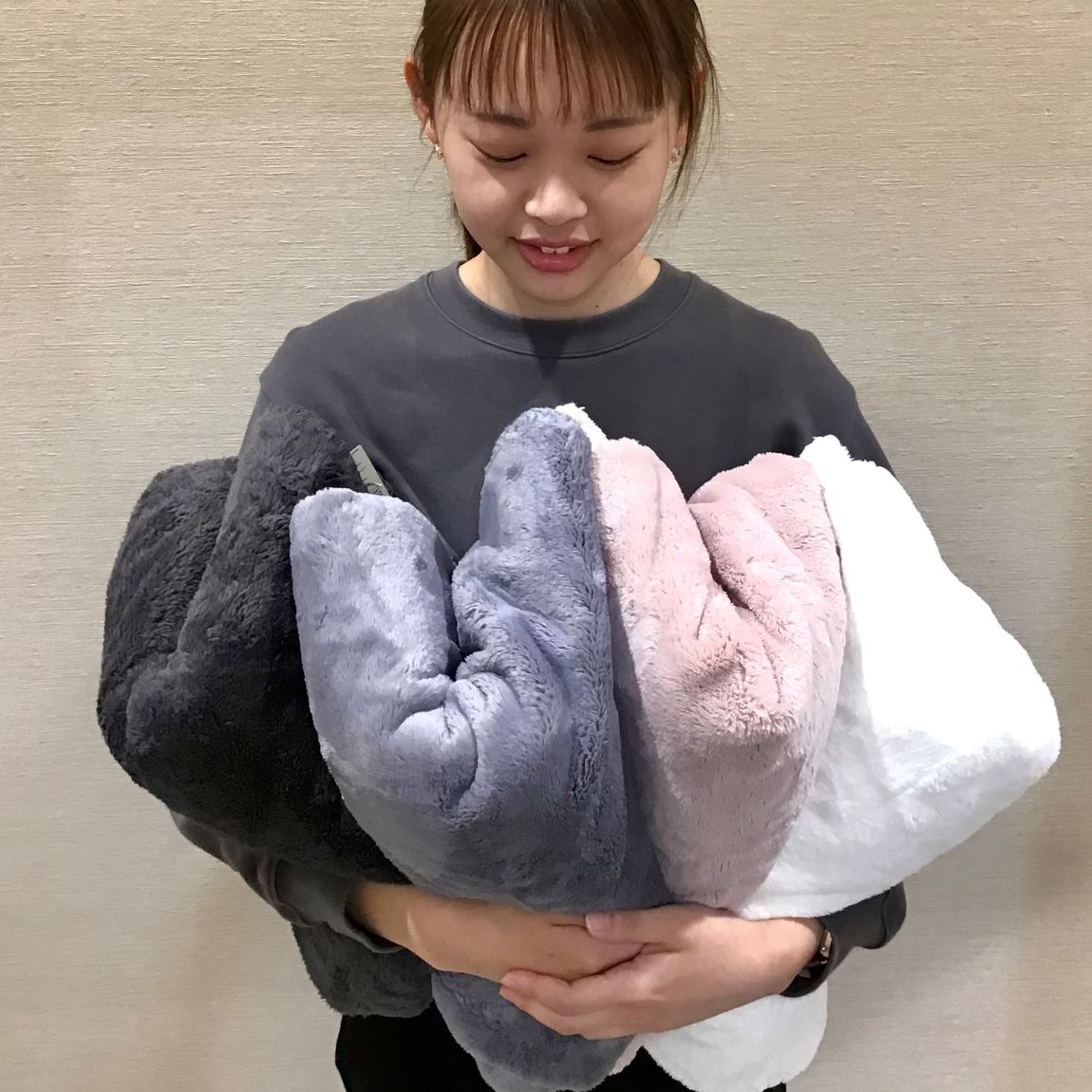 ブランケットを持ったスタッフの画像