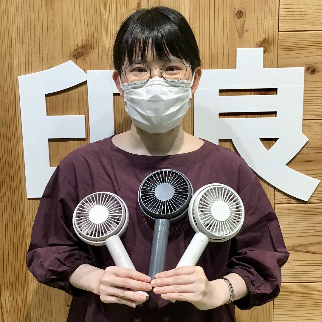 商品を持つスタッフ