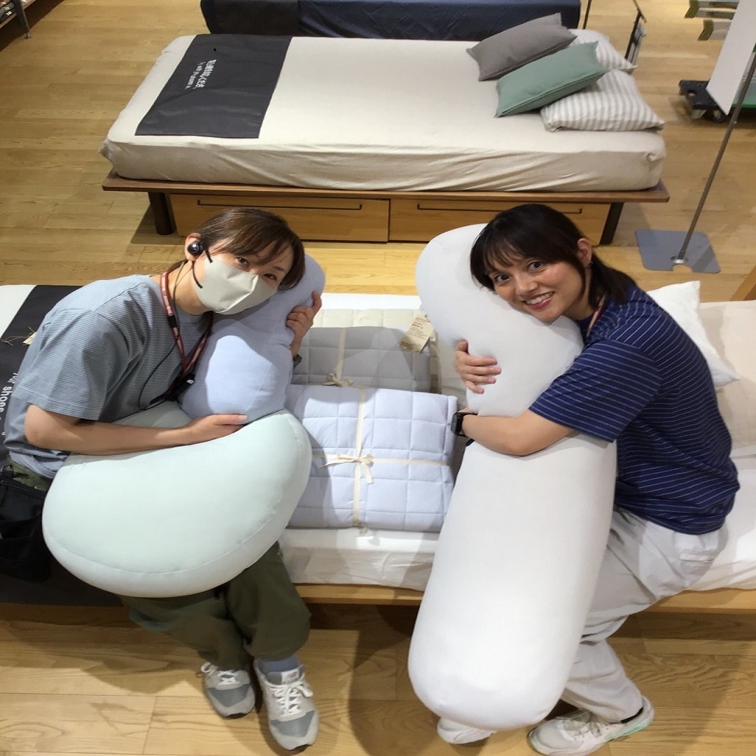 スタッフがひんやりシリーズを紹介している写真