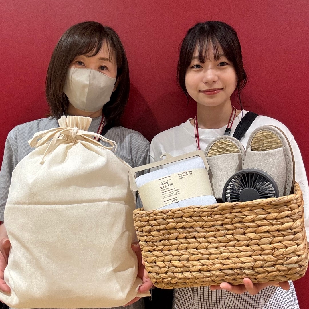 スタッフが商品をもっている