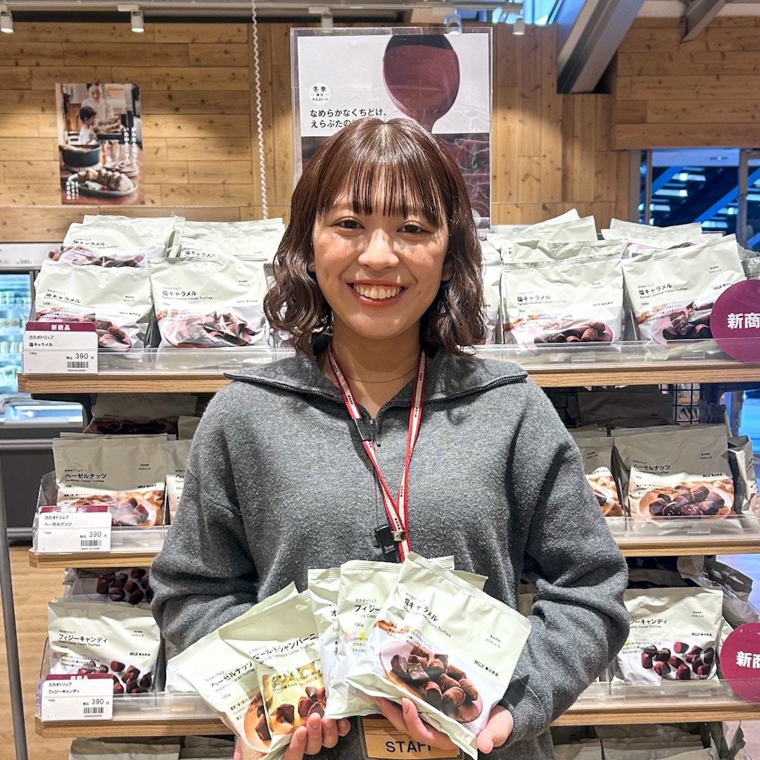 カカオトリュフをもつスタッフ