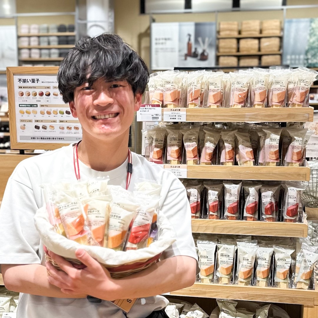 新作バウムを持つスタッフ