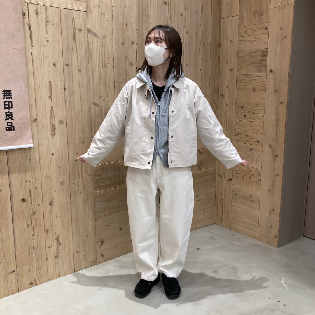 ブルゾンを女性が着ている画像