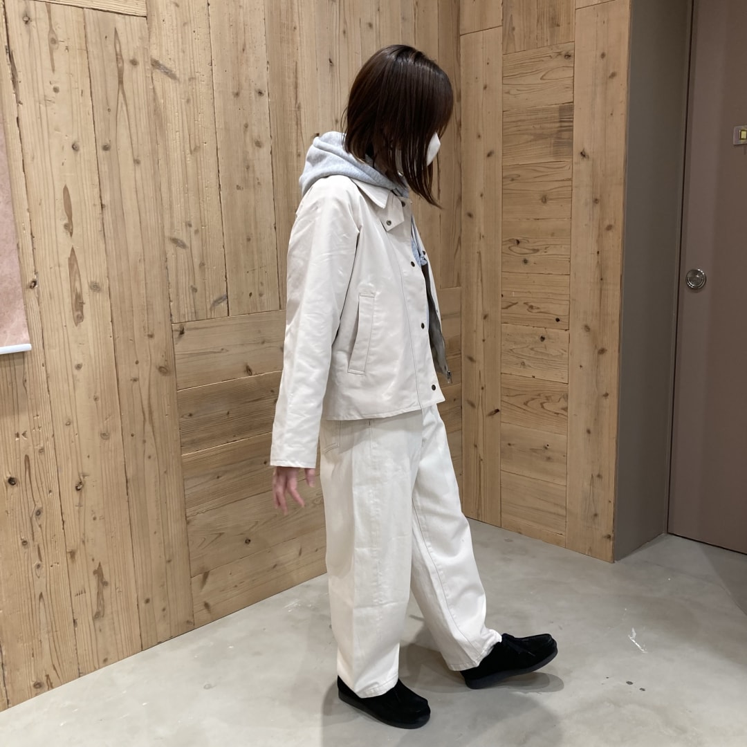 ブルゾンを女性が着ている画像