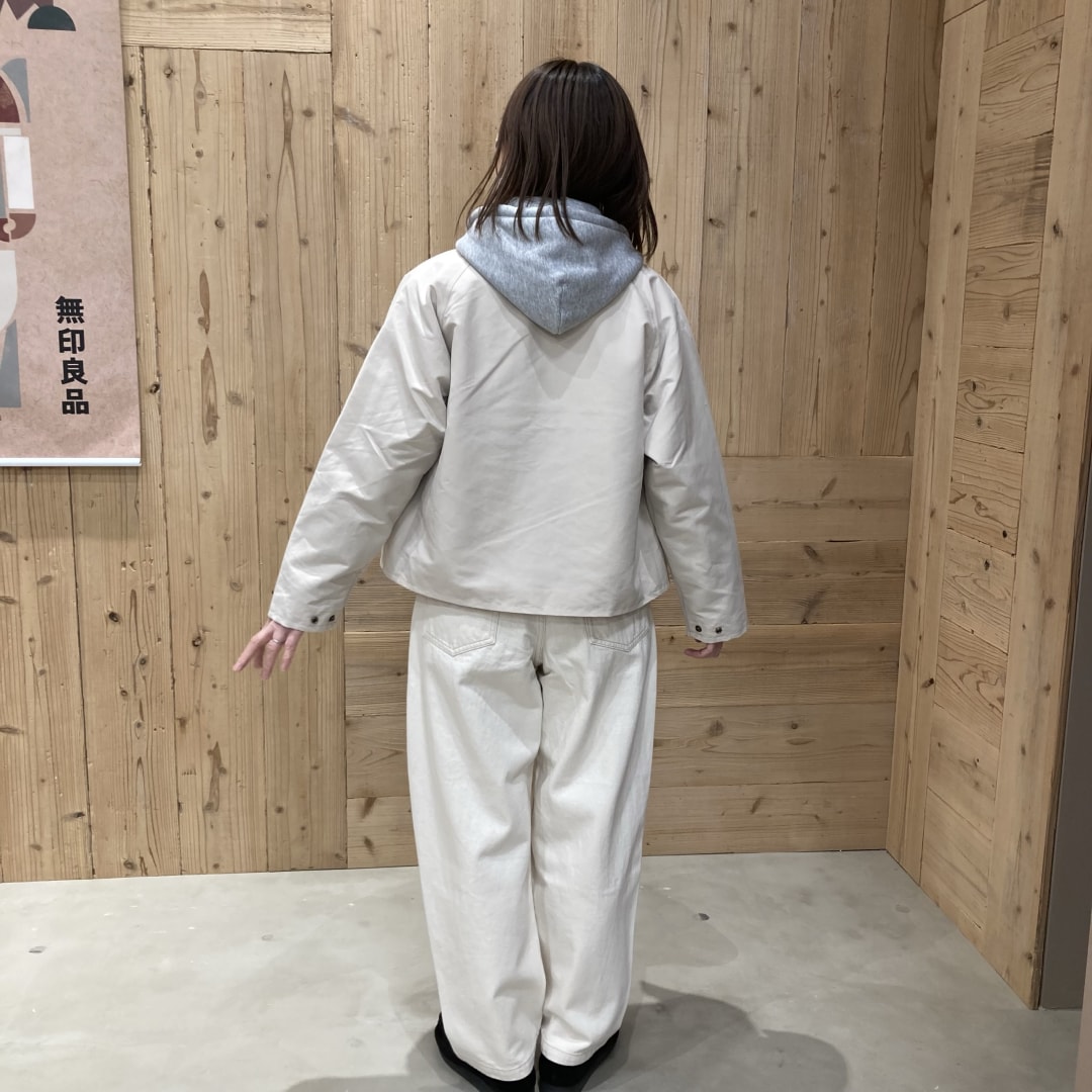 ブルゾンを女性が着ている画像