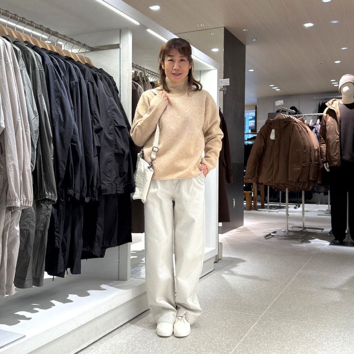 タートルニットを着た女性