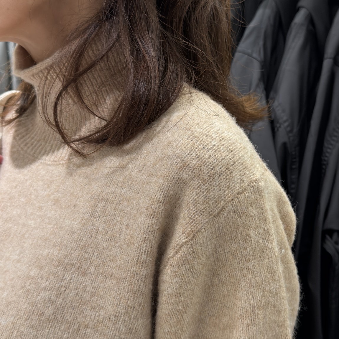 ニットを着た女性