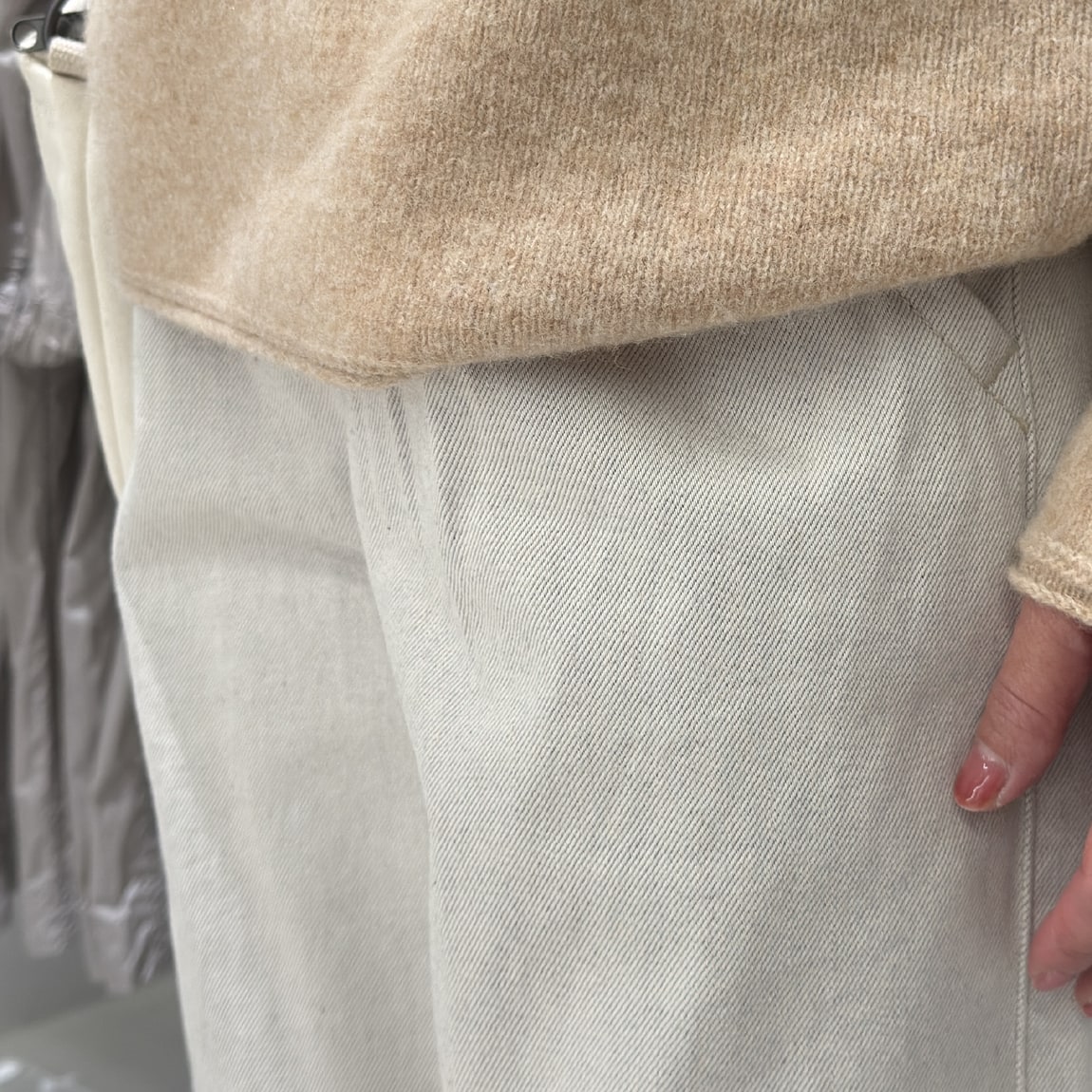 タートルニットを着た女性