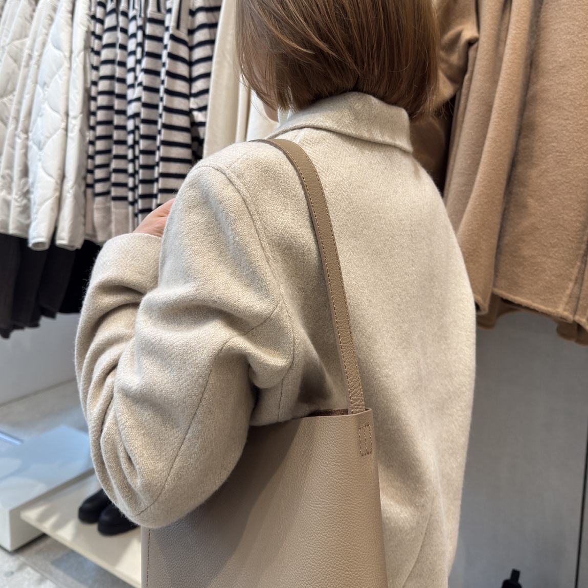 コートを着た女性