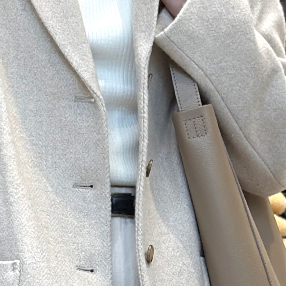 コートを着た女性