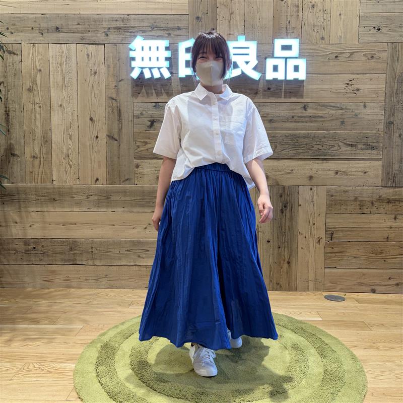 夏らしい服装の女性