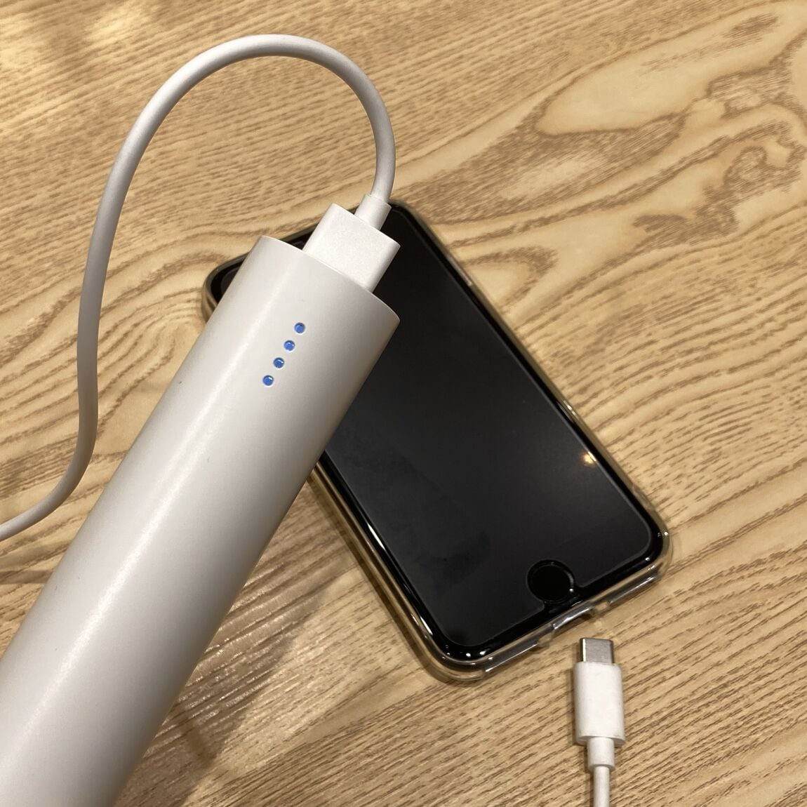 扇風機部分を取り外して充電バッテリーとして使用する様子