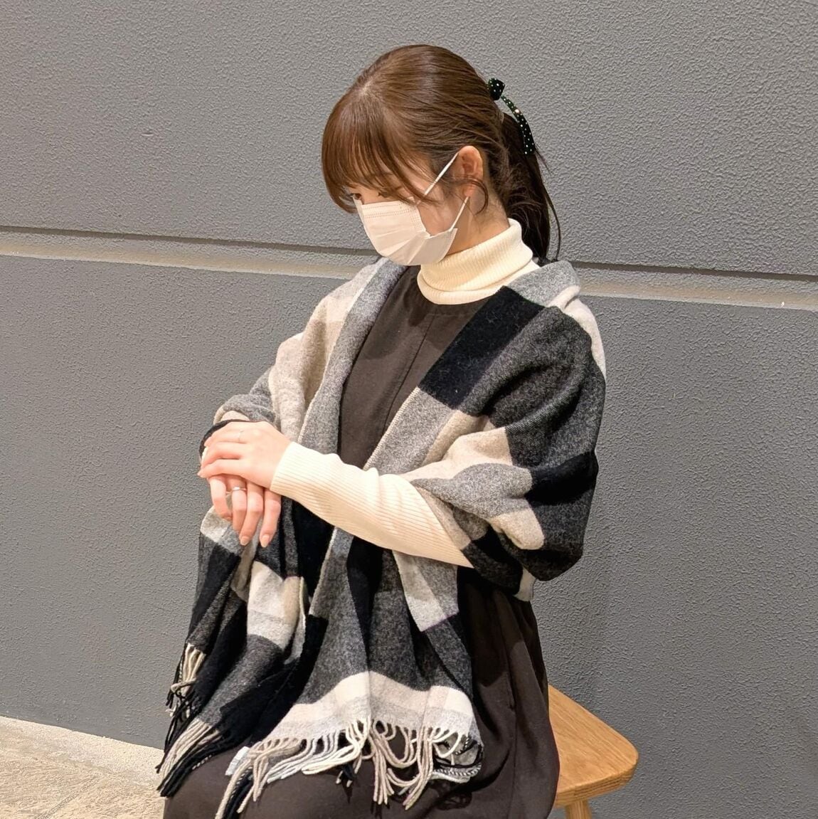 ReMUJIの服を着用し、椅子に腰かけている画像