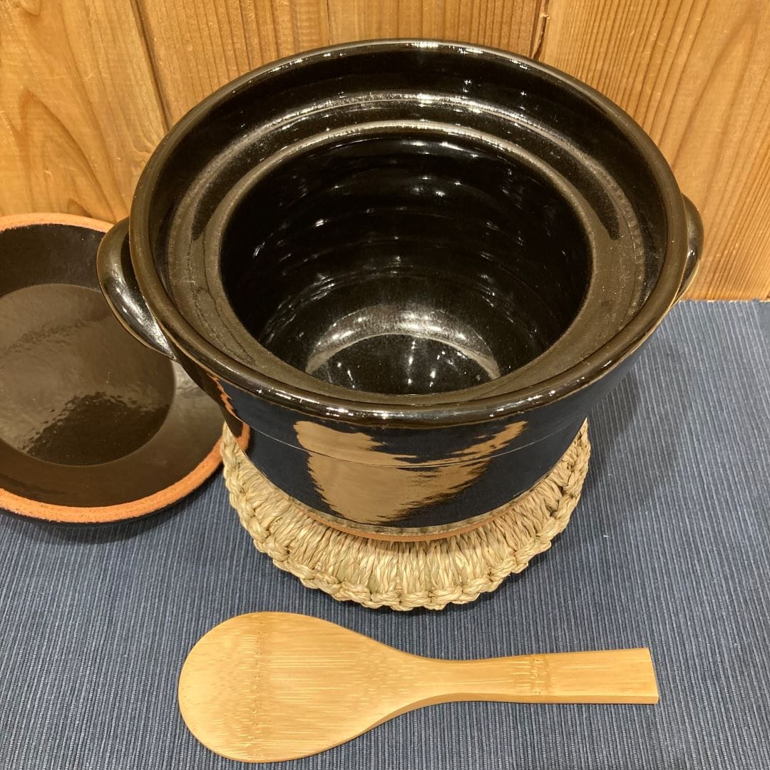 ごはん鍋の蓋が開いている写真