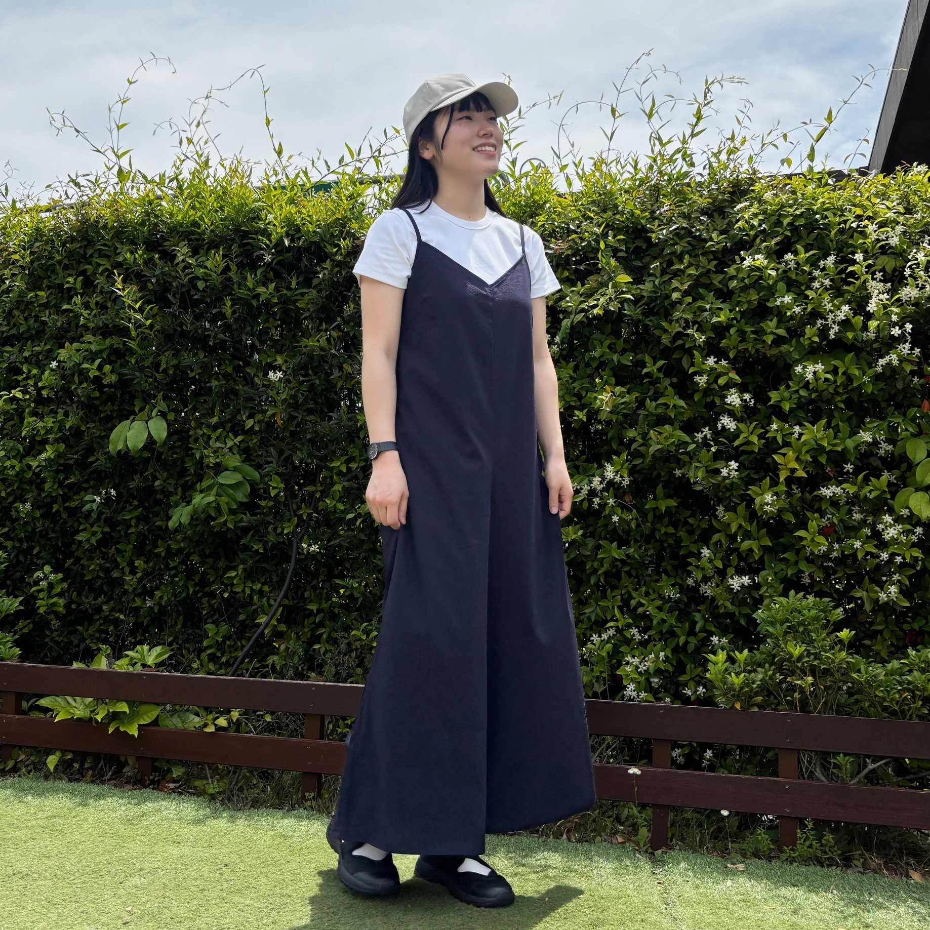 ネイビーのサロペットを着た女性