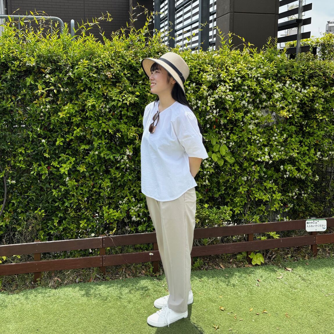 ベージュのテーパードパンツを着た女性
