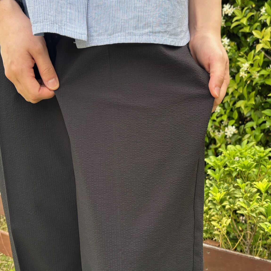 ベージュのテーパードパンツを着た女性