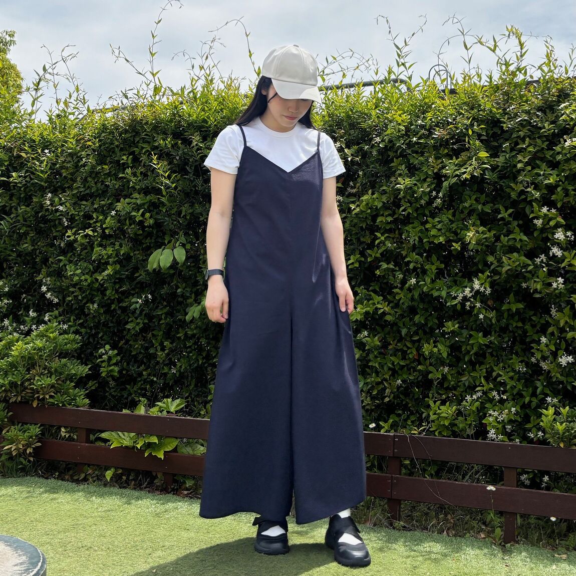 ネイビーのサロペットを着た女性