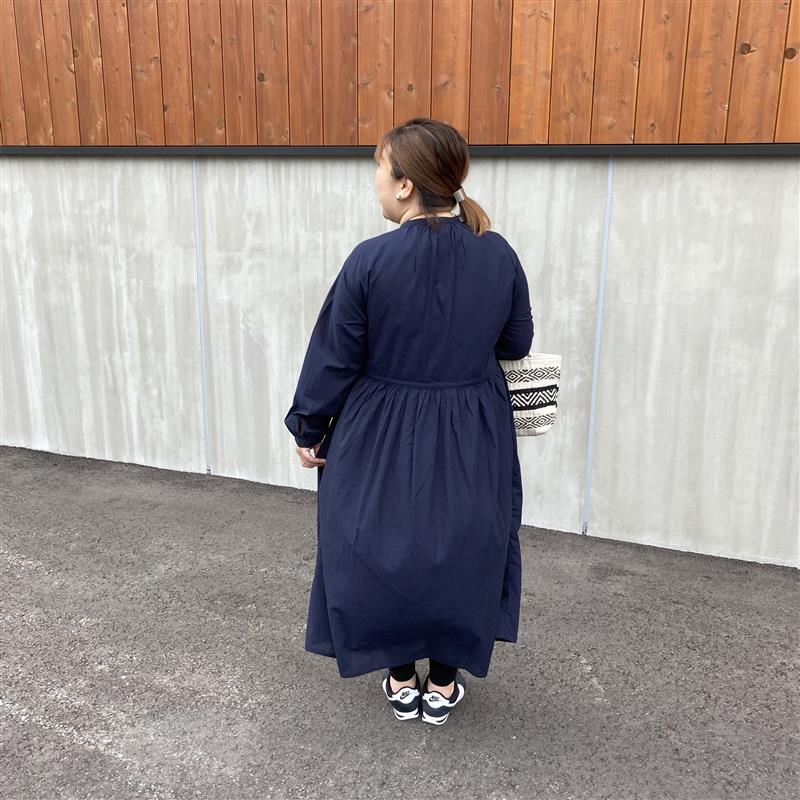 婦人　綿ボイル長袖ワンピース 後ろ姿
