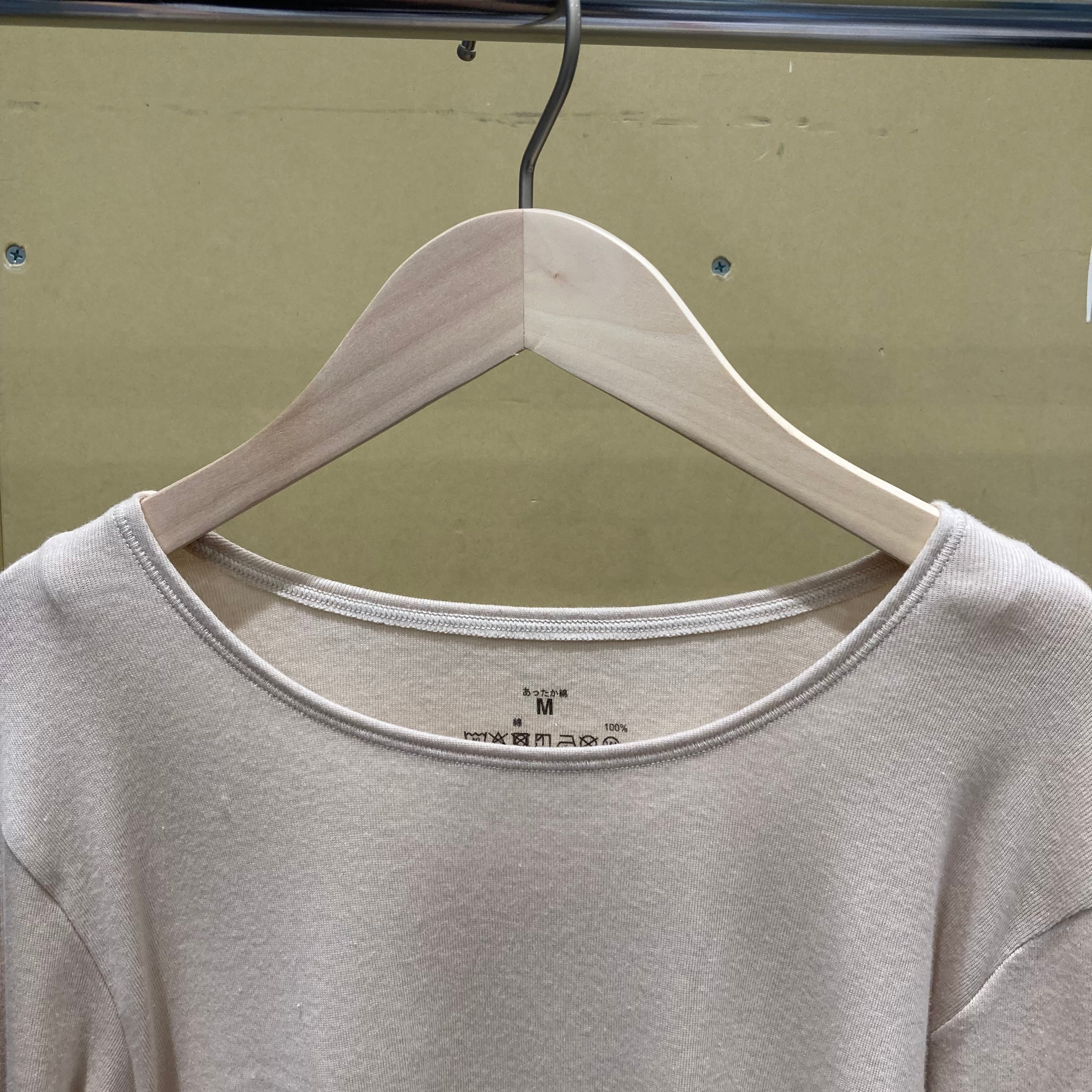 あったか綿 クルーネック長袖Tシャツの襟元の写真