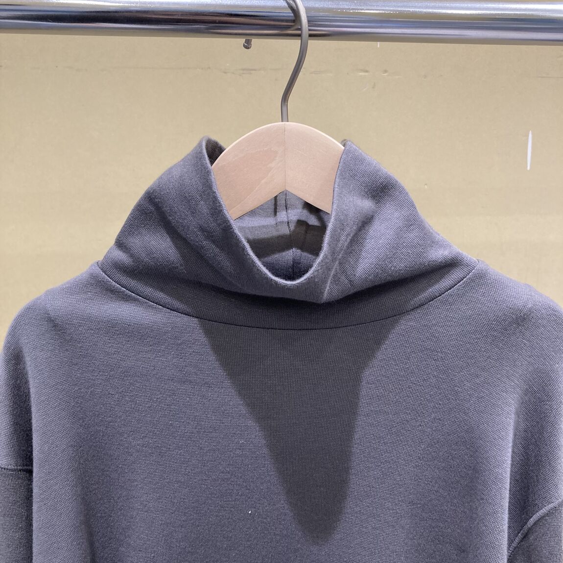 あったか綿 厚手タートルネックの襟元の写真