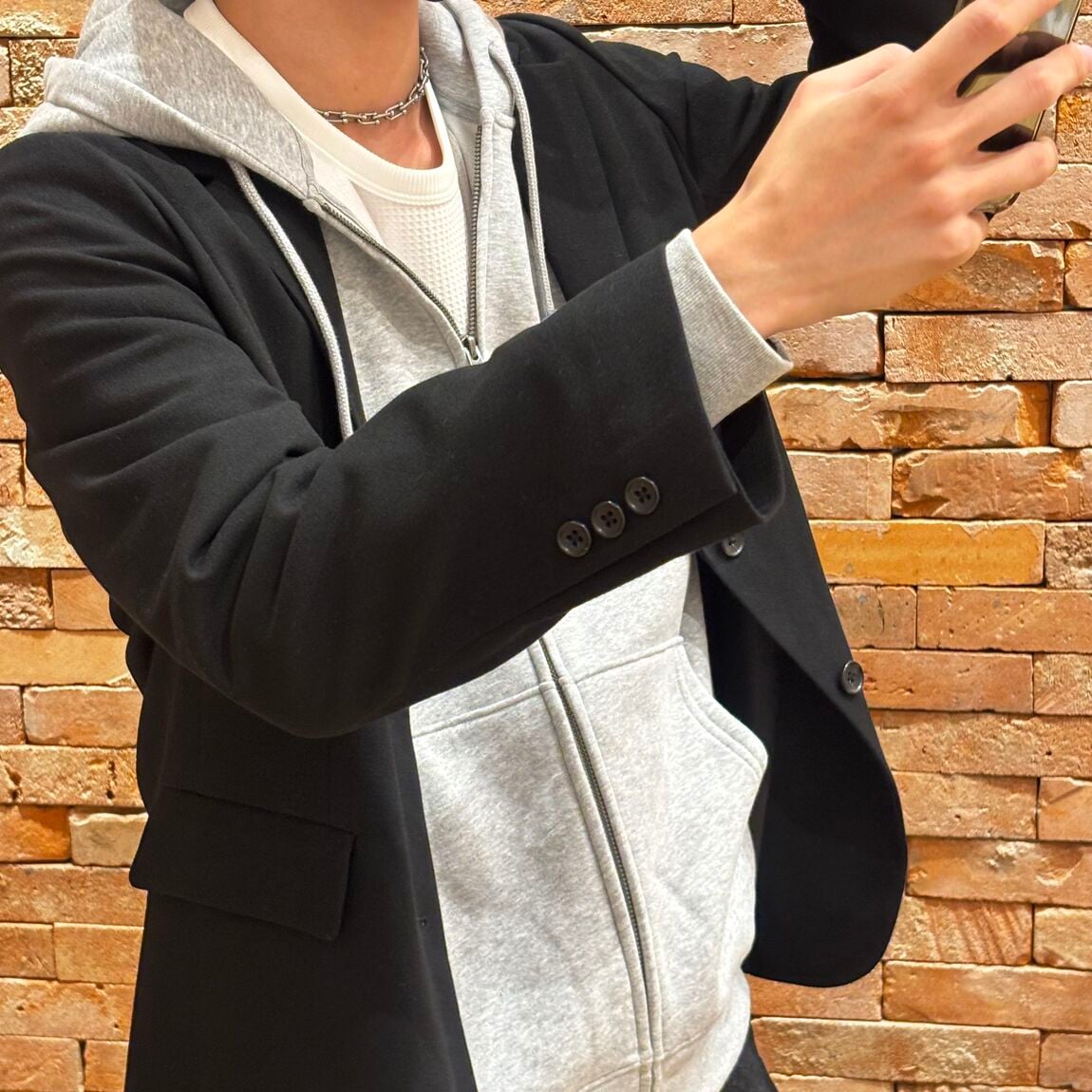 起毛テーラードジャケット、スウェットフルジップパーカ、UVカット乾きやすいワッフルクルーネック長袖Tシャツを着用している上半身の写真