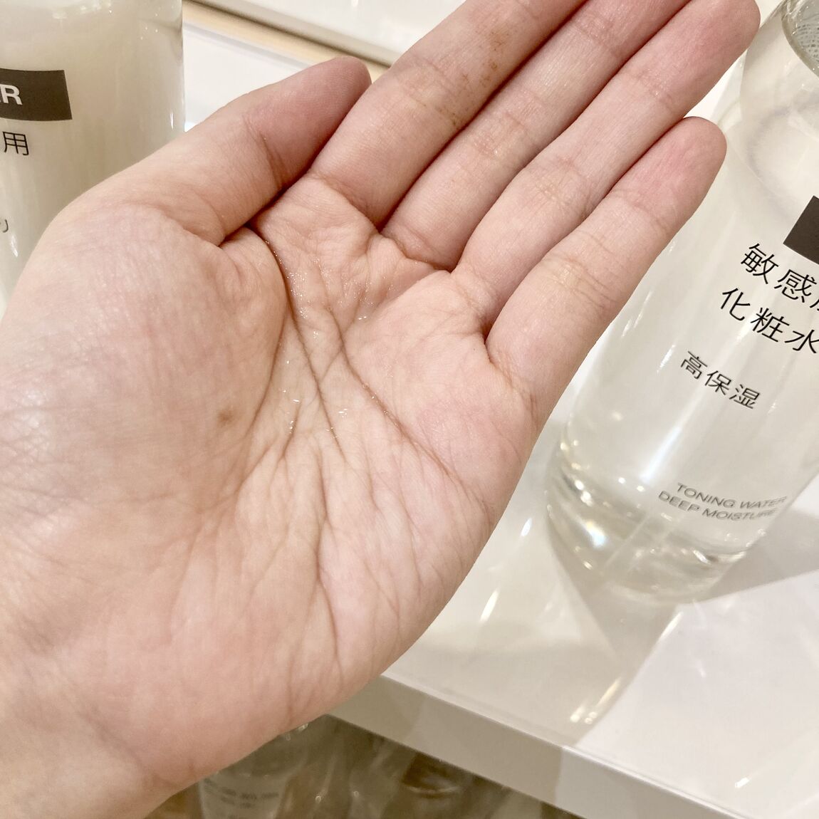 手に化粧水を出している