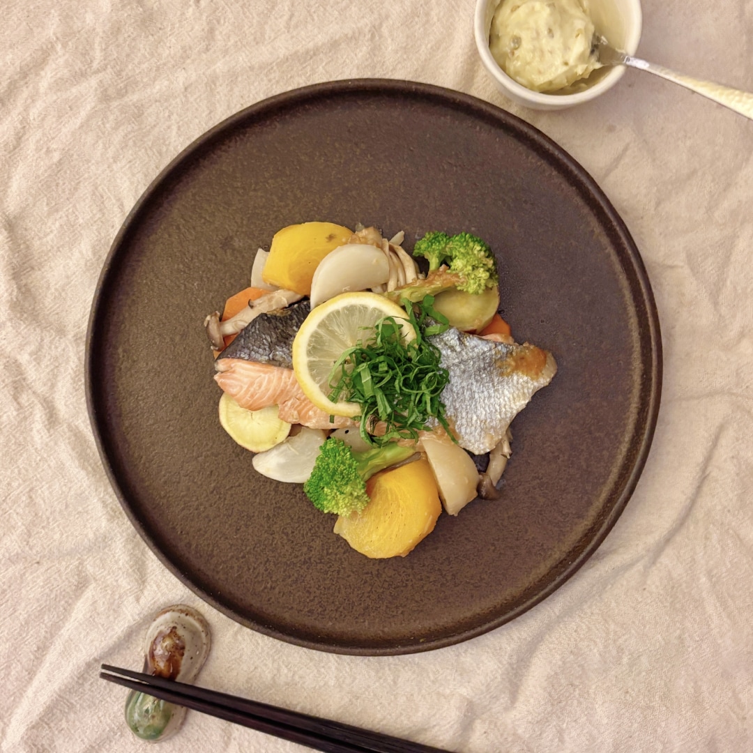 【銀座】秋鮭と季節の野菜 柿の醤油麹グリル 柚子胡椒バター添え｜レンジで焼き料理 グリルプレートレシピ_3HypdV