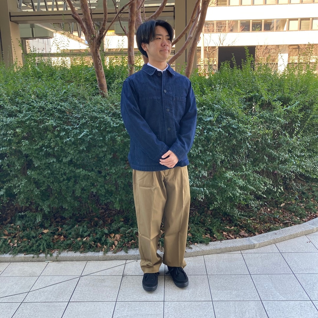 デニムジャケットを着た男性