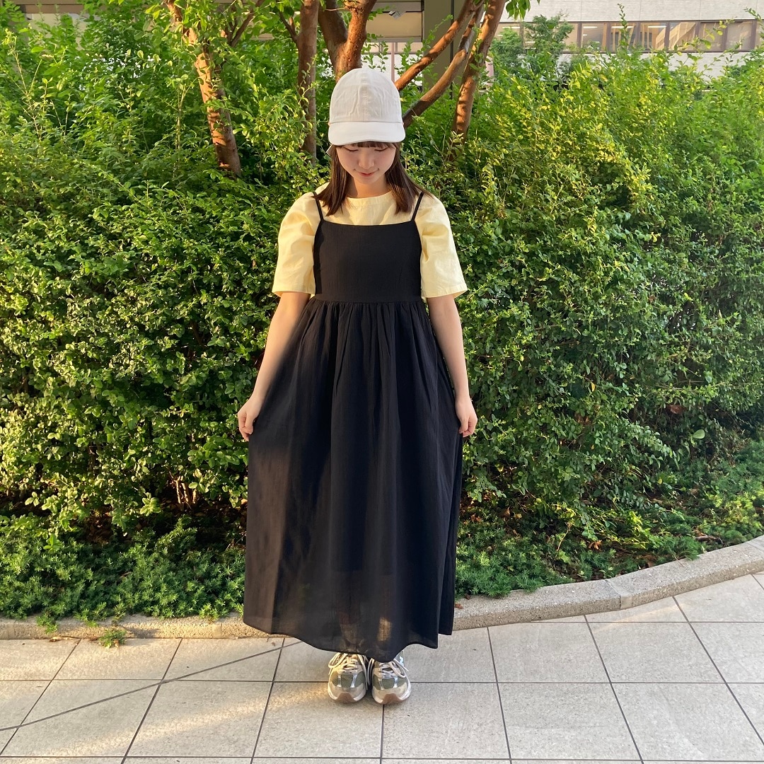 立っている女性の写真